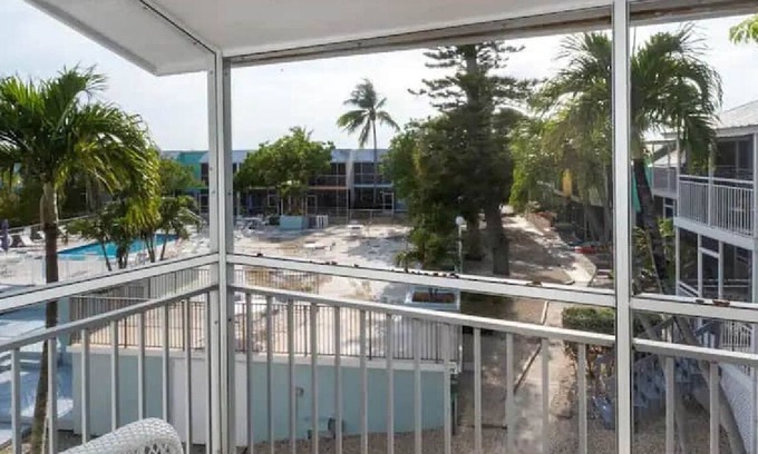 Key Largo Villa | Free Golf Cart Free Kayaks Steps to Pool Pickleball