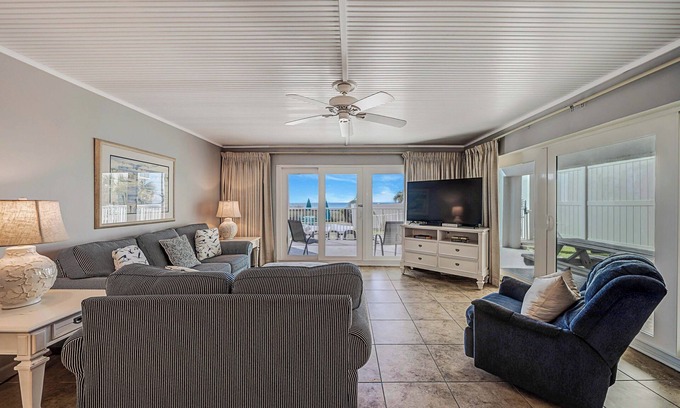 Holiday Beach Condo | FREE Golf! Mariner West 101 Corner Unit, Walk-in Shower, Heated Pool, Grills!