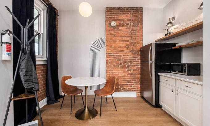 Victorian Village Apartment | Free Parking | Walkable to Cafes | Short North