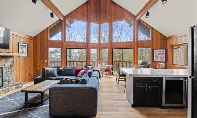 McGaheysville Ski Chalet | FREE POOL ACCESS - Stunning Snowbird Lodge at Massanutten Resort