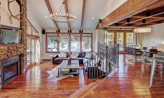 Breckenridge House | FREE SkyCard Activities - Large Luxury Retreat, Private Hot Tub, 7 Bedrooms - Summit Solitude Estate