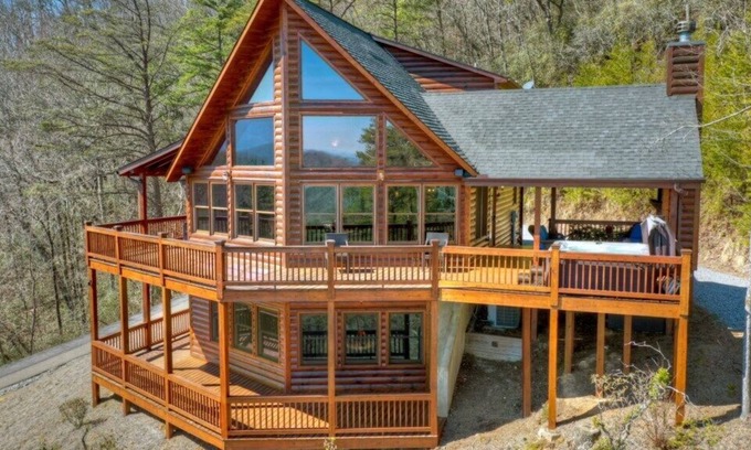 Blue Ridge Cabin | *Free Whitewater Rafting & Ziplining* Year Round Mountain View-- Trails & Community Ponds for Fishing