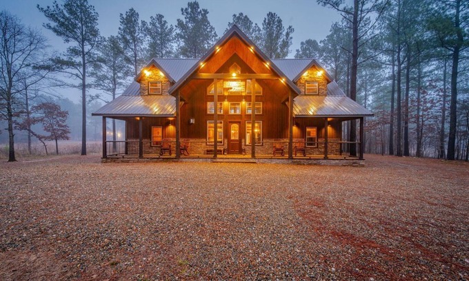 Golden Cabin | Freedom Found 5+ Lodge on Pond, Pool table, hot tub and more!