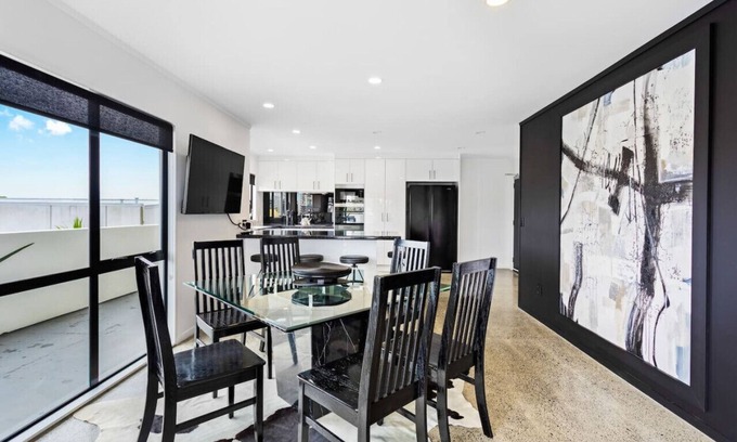 Manukau City Apartment | Freeman Escape with garage parking