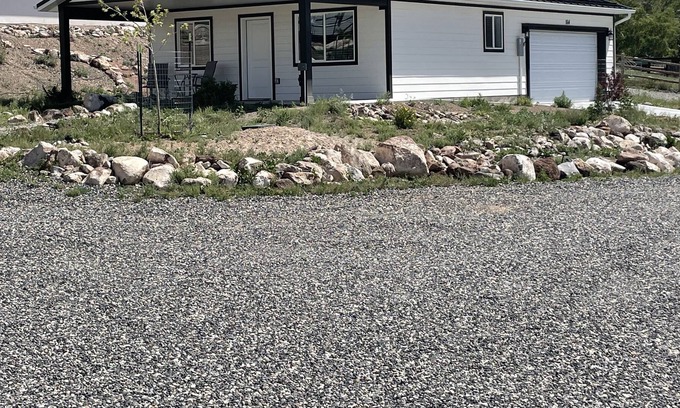 Fremont House | Fremont Casita mountain view property backed up to Fish Lake National Forest.