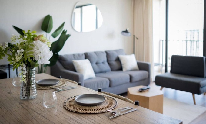 Waikiki Apartment | Fresh 1 Bedroom with Parking at Waikiki Banyan !