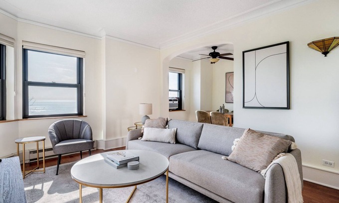 Gold Coast Apartment | Fresh Gold Coast 1BR w/Grills & Gym, nr Shopping & Park, by Blueground