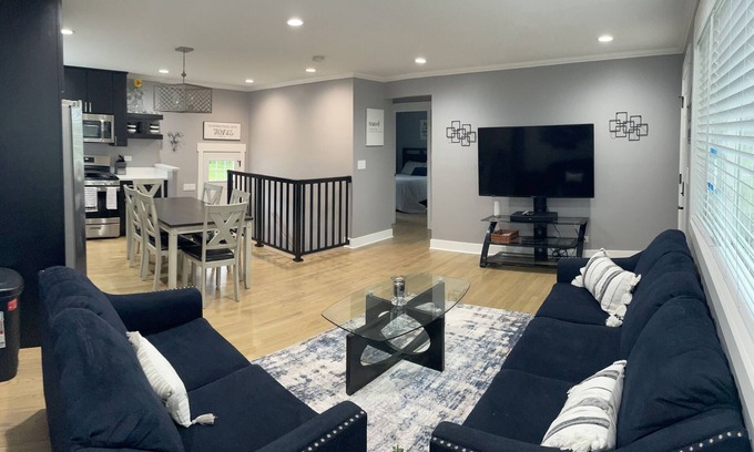 Des Plaines House | Freshly Remodeled Cozy Home