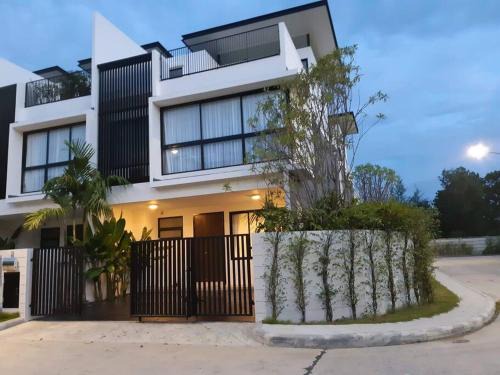 Laguna Villa | Friendly Townhouse Laguna Park