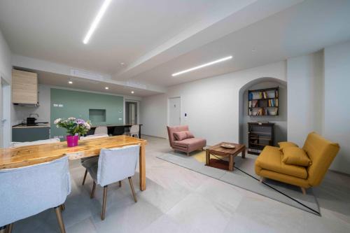 Olginate Apartment | Front Lake Como - 3 Bedrms with AC, Free Parking and Wifi