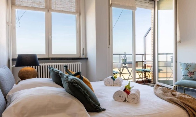 Knokke Apartment | Frontal Sea View Studio Knokke Center - Huswell