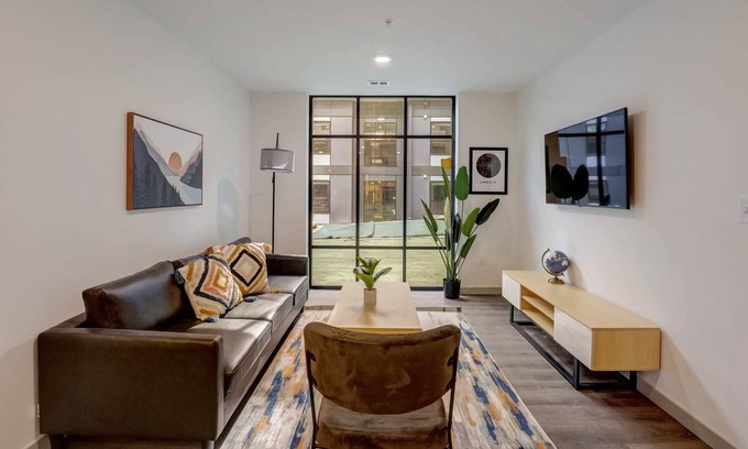 Downtown Lincoln Apartment | Frontdesk | 2 BR Apt by Lincoln Children's Museum