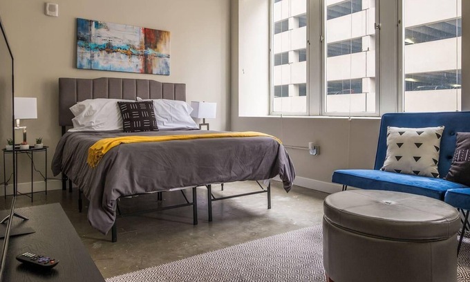 Downtown Des Moines Apartment | Frontdesk | Modern + Bright Studio Apt in Downtown