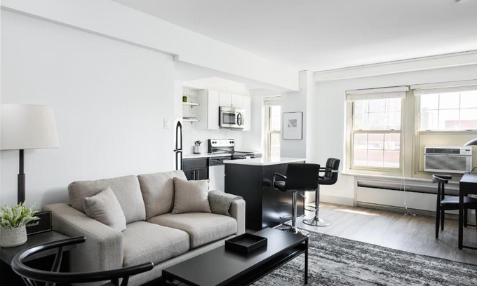 Central West End Apartment | FRONTDESK Open 2 BR Apt 5 miles to Downtown STL