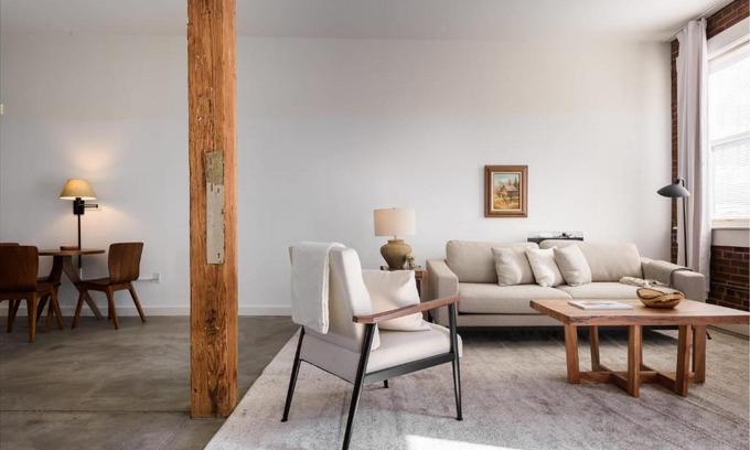 Downtown St. Louis Apartment | FRONTDESK Spacious 2 BR Apt with Full Kitchen