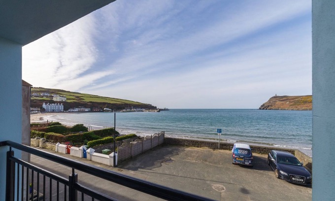 Port Erin Cottage | Frontignac - a holiday cottage that sleeps 8 guests in 4 bedrooms