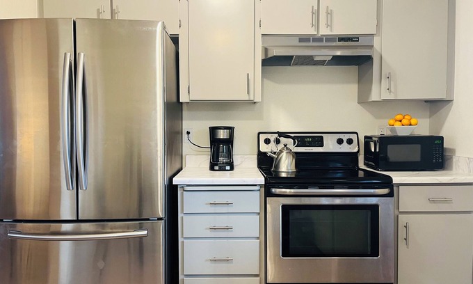 South Richland House | Full kitchen - Cozy 2 BR with King bed - Hospital & Hanford super close.