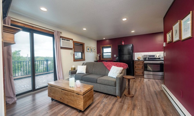 Prescott Condo | Full Kitchen | Private Deck | Lounge Downtown