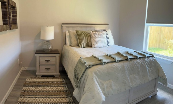 Brownsville Apartment | Fully Equipped:2BR/2BA,Office,Laundry,Full kitchen,Near, SPI,Space X and more.