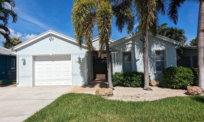 Lantana House | Fully Equipped 3/3 w/hot tub 1 Mile To Beach