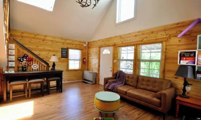 Patton House | Fully fenced Cabin with Hot Tub & Playground Walk to Lake and Town