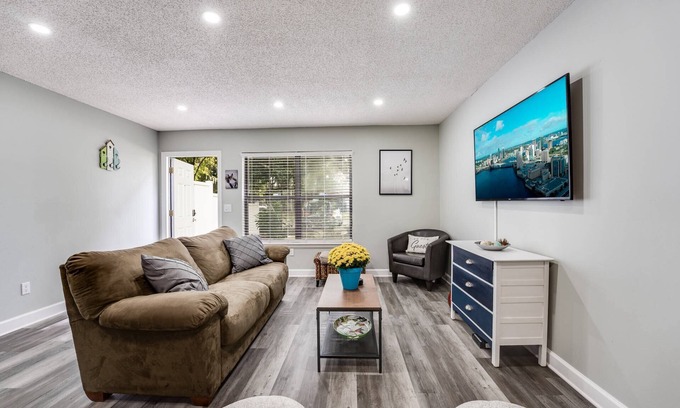 Orange Park House | Fully Fenced |King Suite |Small Dogs Ok |Near NAS Jax|20 min to JIA |Month Stays Accepted| BBQ