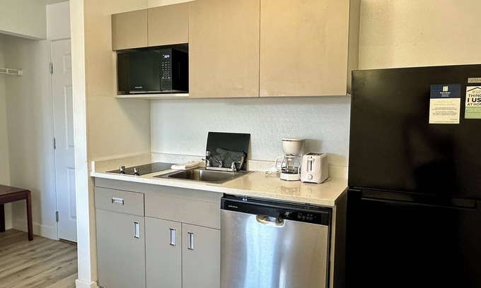 Paradise Apartment | Fully Furnished Hotel Suites in Las Vegas with Fitness Room and Outdoor Pool