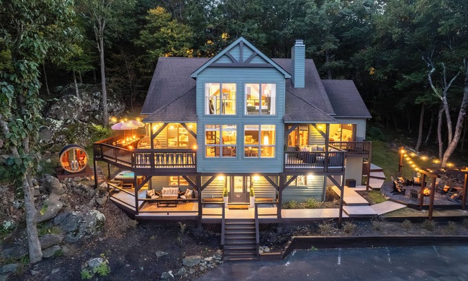 Chestnut Springs Ski Chalet | Fully Loaded 8BR in Wintergreen! Sleeps 23