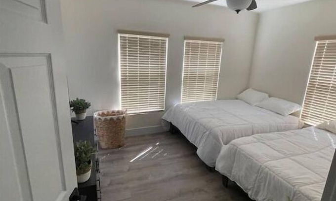 Lynwood House | Fully Renovated 2 Bedroom Gem