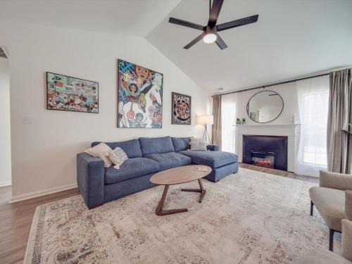 Paw Creek House | Fully Updated Cozy 3 BR Ranch Escape -WWC- Airport