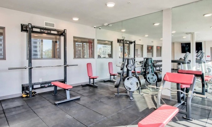 University District House | 🔶Fun Micro-Unit w/ Garage Parking Near High St. | Jacuzzi, Fitness Gym, WiFi, +