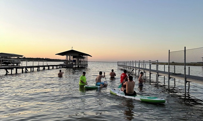 Fort Worth House | Fun Summer Lake House w/Firepit located in Ft Worth, Beds 18+, next to Marina