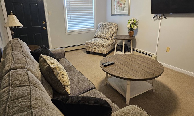 Bangor Apartment | Furnished 1-BDR, 1-Minute Drive to Northern Light Hospital. 90 day minimum stay.