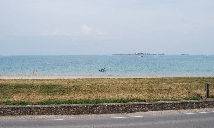 Saint-Vaast-la-Hougue Apartment | Furnished * in Saint-Vaast-la-Hougue facing the sea and the island of Tatihou