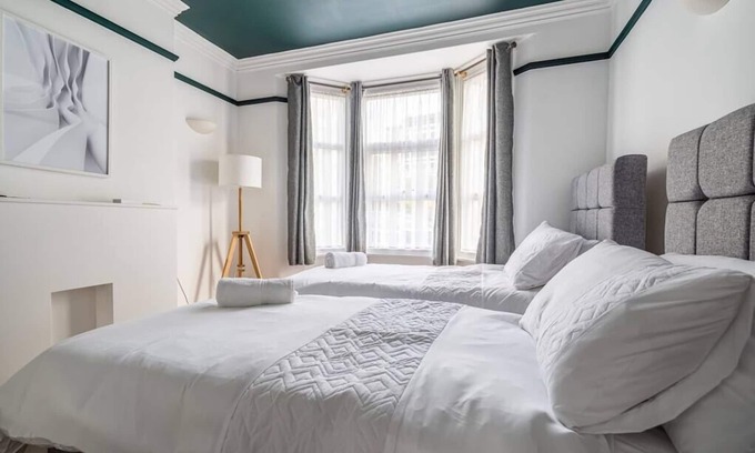 Watford House | "Furnished Rentals Direct" WiggenHouse Stylish 3 Bedroom house - Free Parking