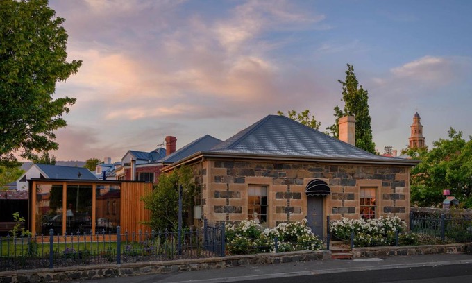 Battery Point Villa | Fusilier Cottage: luxury boutique accommodation in Battery Point