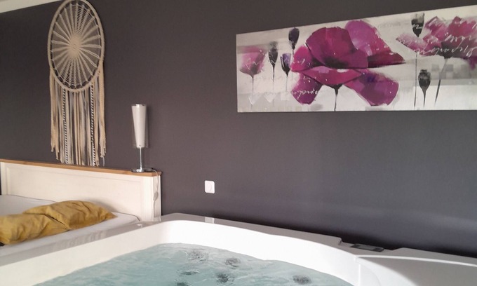 Montreuil-sur-Mer Bed & Breakfast | Gîte 2 ou 4 Personnes Avec Jacuzzi et Terrasse Privative