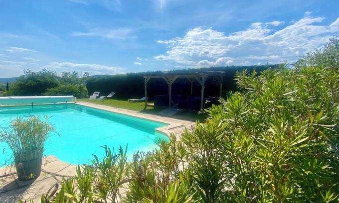 Alba-la-Romaine Apartment | Gîte 4/5p, 2 bedrooms, private garden, shared pool