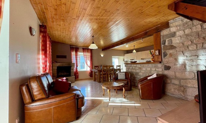 Saint-Germain-Laprade House | Gîte chaleureux avec cheminée près du Puy-en-Velay, idéal pour familles et séjours professionnels - FR-1-582-349