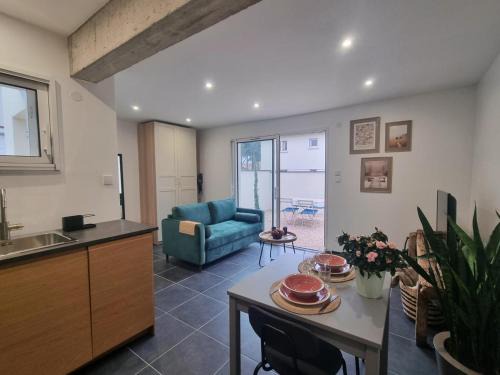 Montrond-les-Bains House | Gîte cosy à Montrond-les-Bains, cuisine moderne, jardin - FR-1-496-342