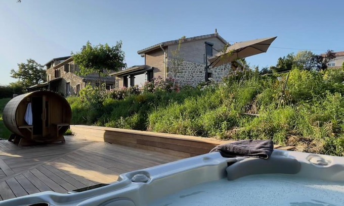 Peaugres Villa | Gîte de charme 5 étoiles pour couple avec sauna et jacuzzi extérieurs privatifs