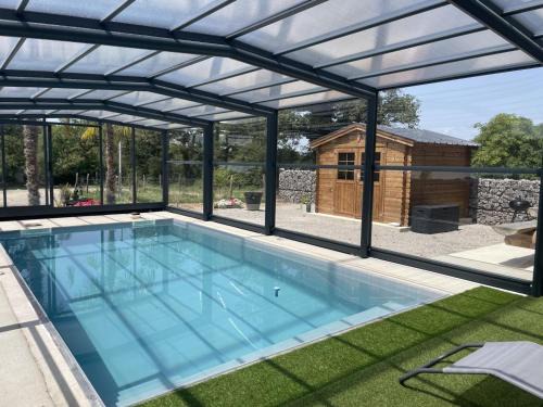 Couzon House | Gîte de charme rénové avec piscine chauffée à Couzon - FR-1-489-471