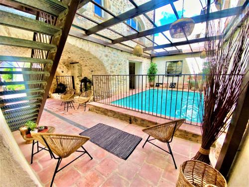 Vallon-Pont-d'Arc House | Gîte de groupe 15p-9ch OU 3 gîtes indépendants 5p-3ch - PATIO et PISCINE INTERIEURE CHAUFFEE TOUTE L'ANNEE