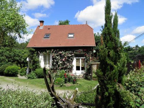 Herisson House | Gîte en bord de rivière avec jardin clos et vue médiévale à Hérisson - FR-1-489-247