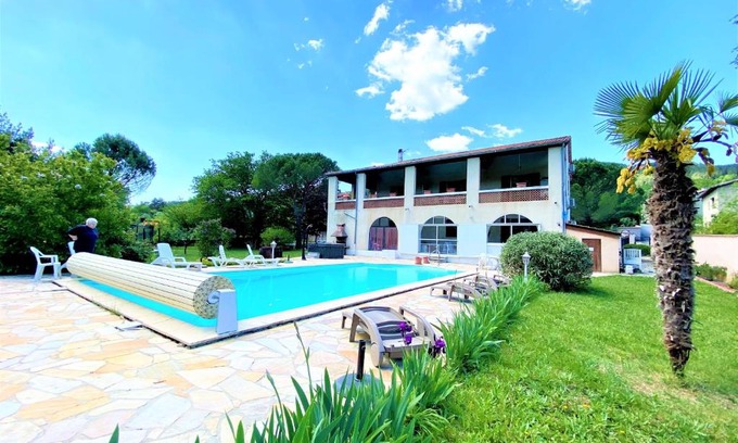 Aubenas House | Gîte et chambre d'hôtes LE MERCOIRE, piscine chauffée et jacuzzi