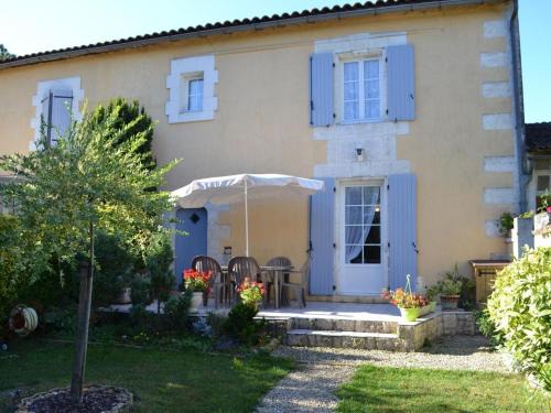 Saint-Genis-d'Hiersac House | Gîte familial avec jardin au bord de l'eau, terrasses, vélo, jeux, proche Charente, WiFi inclus - FR-1-653-189