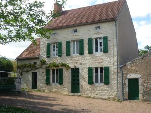 Ebreuil House | Gîte paisible à Ébreuil avec jardin et animaux acceptés - FR-1-489-19