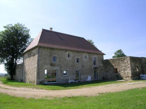 Chirat-l'Eglise House | Gîte spacieux avec jardin, terrasse, BBQ et cheminée - FR-1-489-4