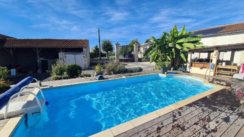Echebrune House | Gîtes de 2 à 11 personnes au Domaine d'USSON