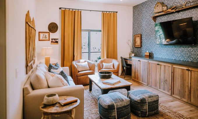 Wimberley Hotel | Gaines Ranch on the Square | Cutter’s Quarters | 2 Kings| Sleeps 6 | Wimberley